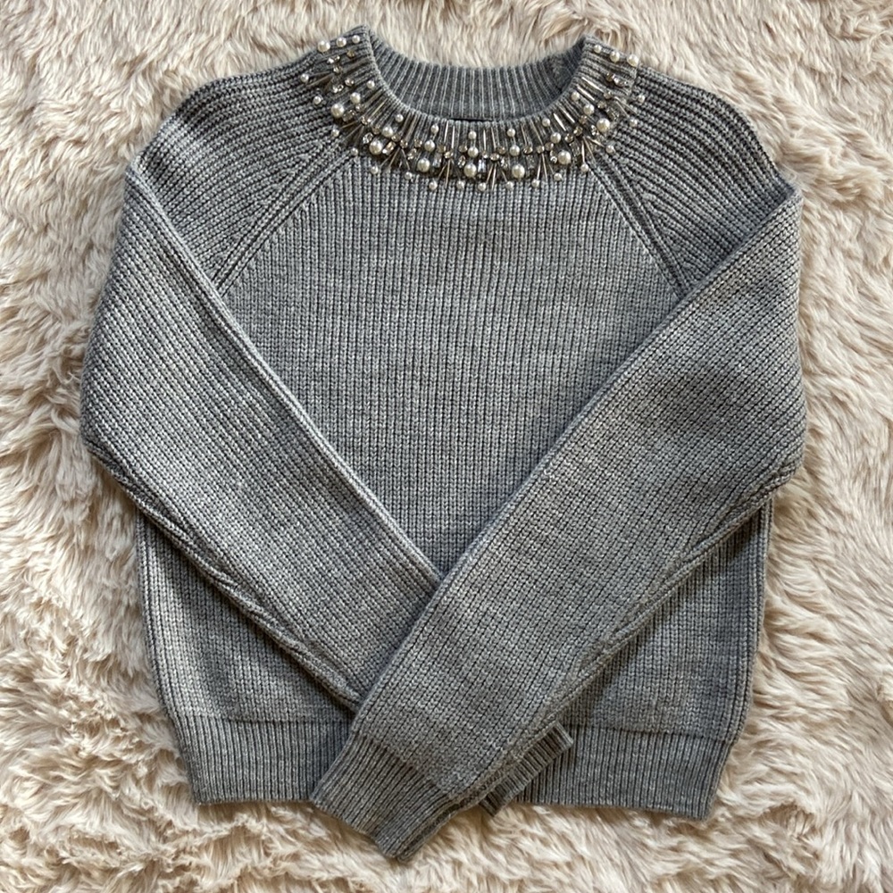 Gorgeous sweater w/ rhinestone & pearl